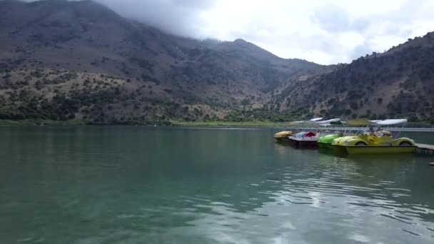 Drone Tiro Del Lago Kournas Catamaranes Flotantes Agua Las Montañas — Vídeo de stock