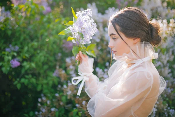 Молода Жінка Гуляє Саду Гілкою Бузку Руці Тлі Квітучих Чагарників — стокове фото
