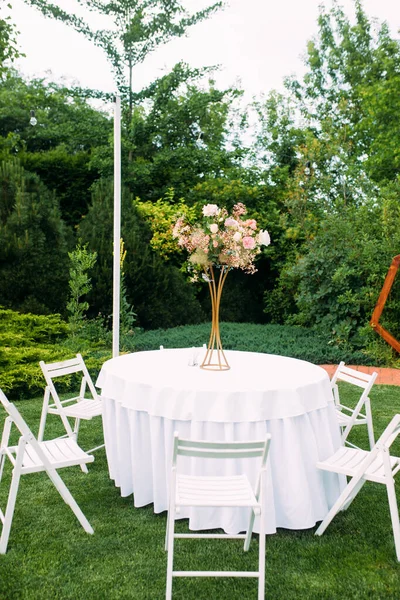 Table Covered White Tablecloth Bouquet Chairs Wedding Banquet Lawn Backdrop — Stock Photo, Image