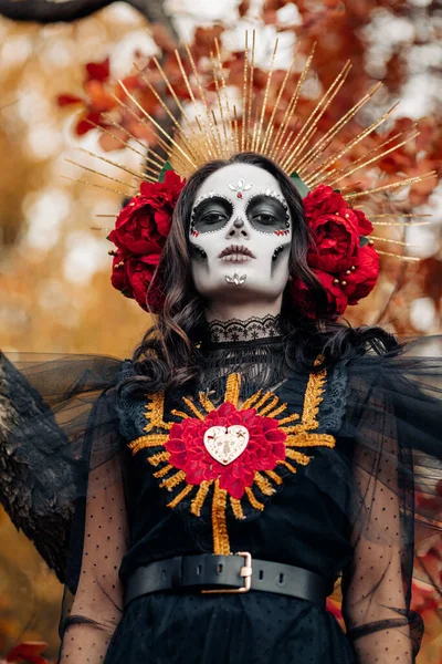 화장을 복장을 여성의 단풍을 배경으로 무에르 Santa Muerte 묘사되어 사망이나 — 스톡 사진