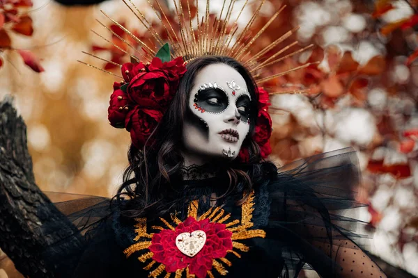 Retrato Mujer Joven Con Maquillaje Cráneo Azúcar Rosas Rojas Vestidas —  Fotos de Stock