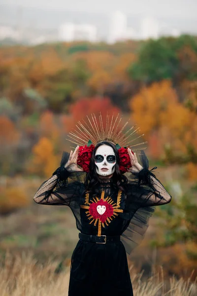 Giovane Donna Con Trucco Teschio Zucchero Rose Rosse Vestite Costume — Foto Stock