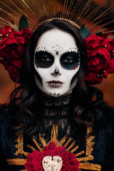 Siyah Ölüm Kostümü Giymiş Kafatası Şekeri Makyajlı Kırmızı Güllü Genç — Stok fotoğraf