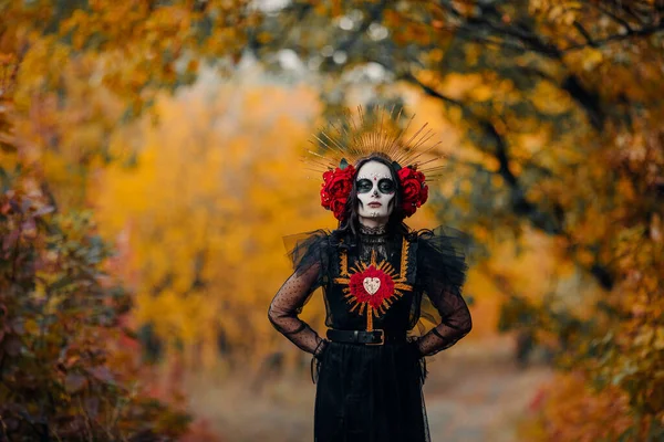 Молода Жінка Цукровим Черепом Червоними Трояндами Одягнені Чорний Костюм Смерті — стокове фото
