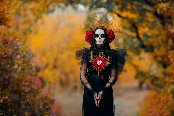 Νεαρή Γυναίκα Ζάχαρη Κρανίο Μακιγιάζ Και Κόκκινα Τριαντάφυλλα Ντυμένος Μαύρο — Φωτογραφία Αρχείου