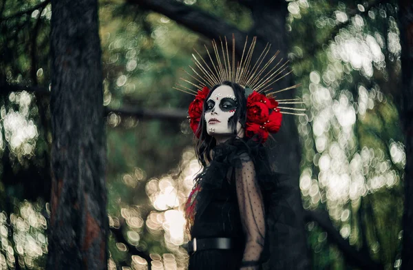 Siyah Ölüm Kostümü Giymiş Kafatası Şekeri Makyajlı Kırmızı Güllü Genç — Stok fotoğraf