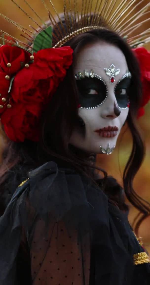 Retrato Vertical Mujer Joven Con Maquillaje Cráneo Azúcar Rosas Rojas — Vídeos de Stock