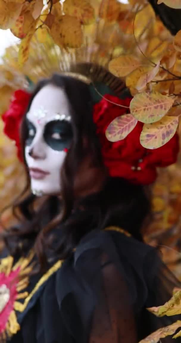 Retrato Vertical Mujer Joven Con Maquillaje Cráneo Azúcar Rosas Rojas — Vídeo de stock