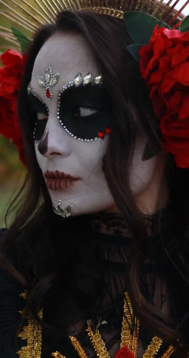 Retrato Vertical Mujer Joven Con Maquillaje Cráneo Azúcar Rosas Rojas — Vídeos de Stock