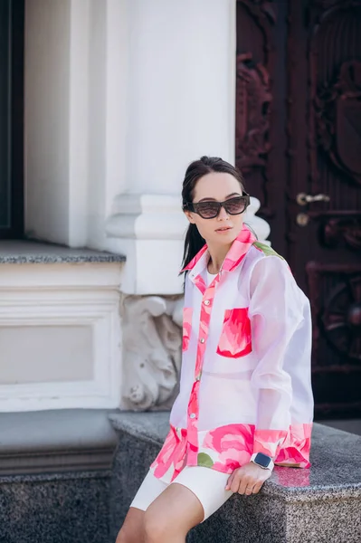 Elegante Mujer Joven Gafas Sol Sienta Vestida Con Colorida Blusa — Foto de Stock