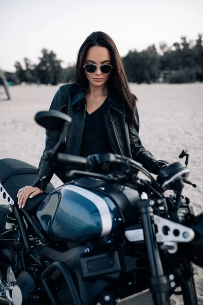 Jovem Mulher Fica Perto Moto Preta Óculos Sol Jaqueta Couro — Fotografia de Stock