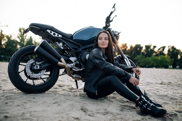 Jovem Mulher Senta Perto Moto Preta Jaqueta Couro Calças Entre — Fotografia de Stock