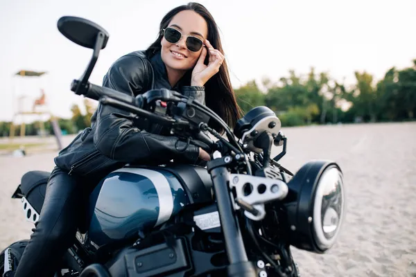 Jovem Mulher Senta Moto Preta Óculos Sol Jaqueta Couro Calças — Fotografia de Stock