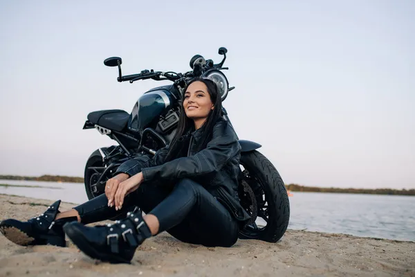 Jeune Femme Assise Sur Sable Près Moto Noire Veste Cuir — Photo