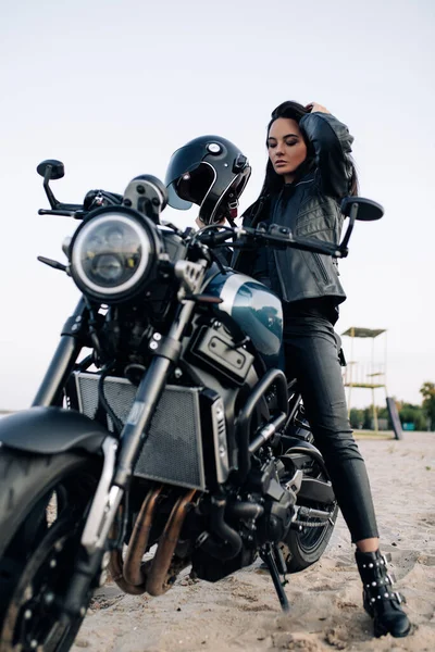 Jovem Mulher Senta Moto Preta Com Capacete Jaqueta Couro Praia — Fotografia de Stock