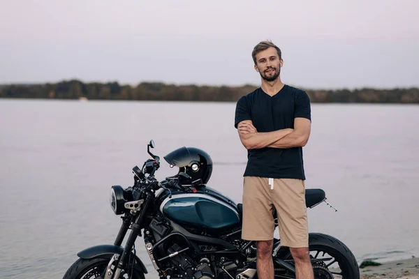 Joven Parado Junto Moto Negra Playa Arena Cerca Costa Río — Foto de Stock