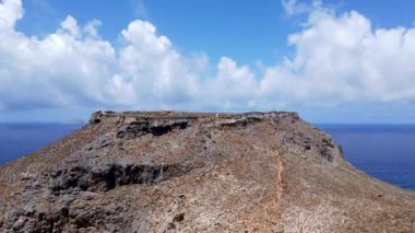 Yunan adası Girit 'teki kayalık dağdaki dron ve turkuaz denizden güzel manzara.
