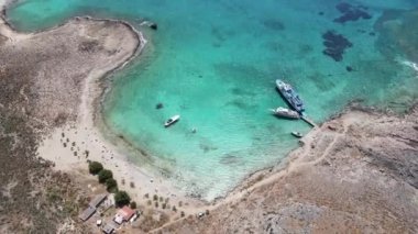 Yunanistan 'ın Girit adasındaki tekne ve turkuaz su ile Balos Körfezi' ndeki insansız hava aracının güzel manzarası.