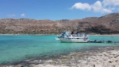 Yunanistan 'ın Girit adasında gemi ve turkuaz su ile Balos Körfezi ve denizindeki insansız hava aracının güzel manzarası.