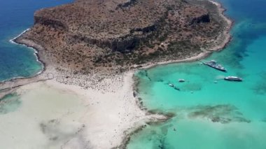 Yunanistan 'ın Girit adasındaki tekne ve turkuaz su ile Balos Körfezi' ndeki insansız hava aracının güzel manzarası.