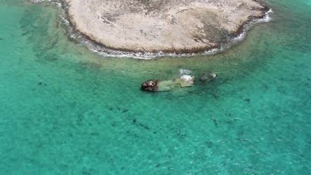 Yunanistan Girit Adasındaki Batık Gemi Turkuaz Suyu Ile Deniz Üzerindeki — Stok video