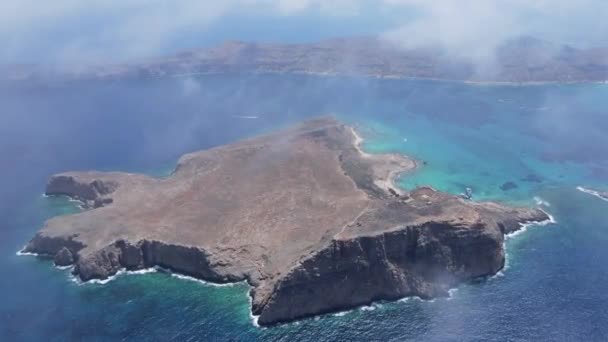 Hermosa Vista Desde Dron Través Nubes Flotantes Isla Gramvousa Mar — Vídeo de stock