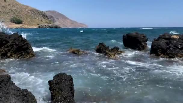 希腊克里特岛岩石上滚滚和破碎的海浪 泡沫和海水飞溅的布景 — 图库视频影像
