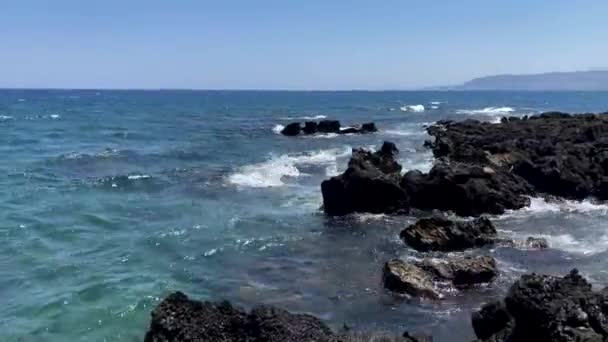 希腊克里特岛岩石上滚滚和破碎的海浪 泡沫和海水飞溅的布景 — 图库视频影像