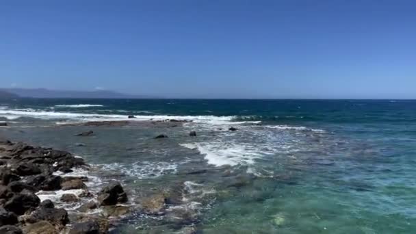 Вид Раскачивающиеся Ломающиеся Волны Пену Струи Морской Воды Греческом Острове — стоковое видео