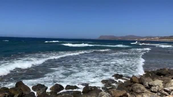 Вид Раскачивающиеся Ломающиеся Волны Пену Струи Морской Воды Греческом Острове — стоковое видео
