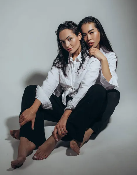 Deux Jeunes Femmes Avec Des Cheveux Mouillés Des Gouttes Eau — Photo