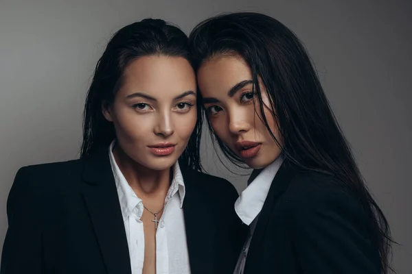 Retrato Duas Jovens Mulheres Felizes Posando Estúdio Com Cabelos Longos — Fotografia de Stock