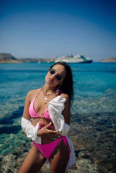 Junge Frau Steht Sonnenbrille Und Badeanzug Vor Dem Hintergrund Von — Stockfoto
