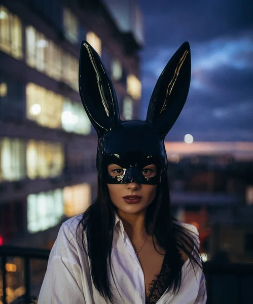 Портрет Молодой Красивой Сексуальной Женщины Карнавальной Черной Маске Пасхального Кролика — стоковое фото