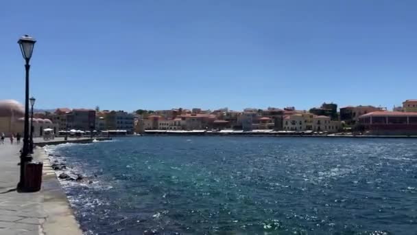 希腊克里特岛上的堤岸 城镇和碧绿的大海上美丽的风景 — 图库视频影像