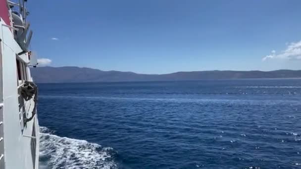 从海上移动的船 海上泡沫和高山与远方天空的对比看 — 图库视频影像