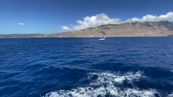 Pohled Pohybující Lodi Moře Mořské Plody Plachetnice Hory Proti Obloze — Stock video