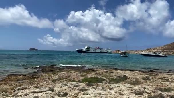 バロス湾 ターコイズブルーの海 ギリシャの島のボートへの美しい景色クレタ島 — ストック動画
