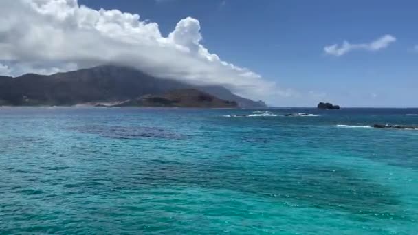Piękny Widok Zatokę Balos Morze Turkusową Wodą Góry Przed Niebem — Wideo stockowe