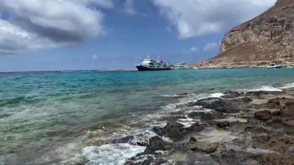 Hermosa Vista Bahía Balos Mar Con Agua Turquesa Barcos Isla — Vídeos de Stock