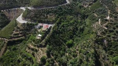 Evlerdeki drone 'lardan, kıvrımlı yollardan, yılanlarla, tepelerle ve dağlarla.