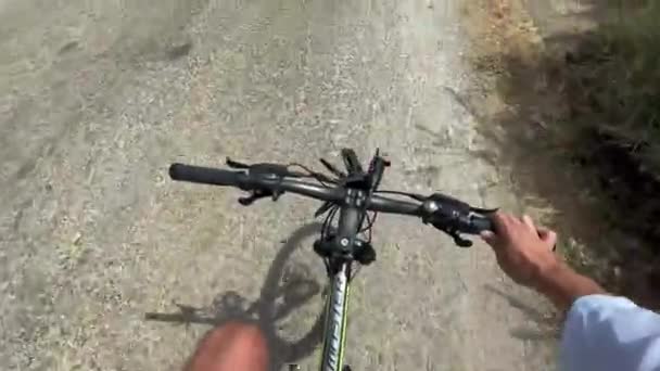 Homem Monta Uma Bicicleta Longo Uma Estrada Cênica Contra Pano — Vídeo de Stock