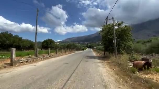 Hombre Monta Bicicleta Largo Camino Pintoresco Contra Telón Fondo Las — Vídeos de Stock