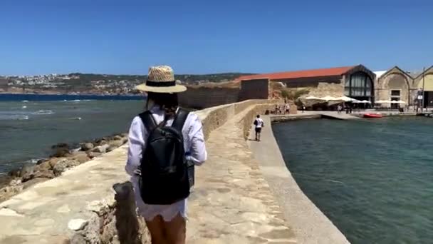 Jovem Turista Caminha Aterro Dispara Paisagem Por Seu Smartphone Contra — Vídeo de Stock