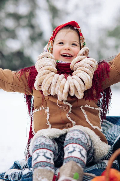 Beautiful Little Child Girl Sits Bagels Bunch Her Neck Walk — стоковое фото