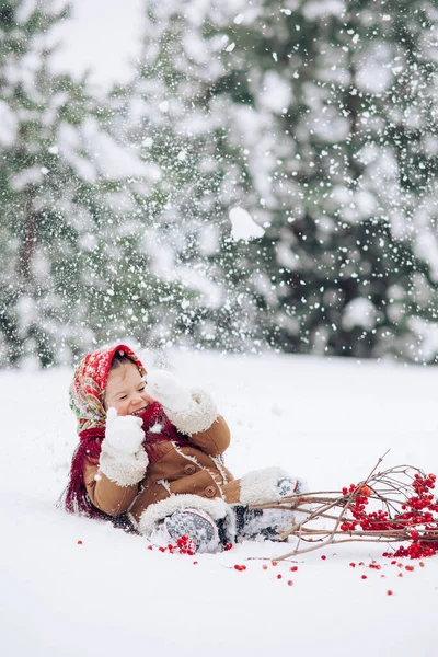 Όμορφο Κοριτσάκι Παίζει Στο Χιονισμένο Δάσος Κατά Διάρκεια Της Χιονόπτωσης — Φωτογραφία Αρχείου