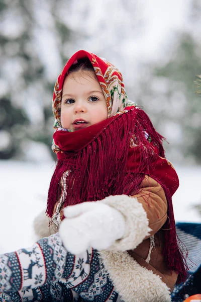 아름다운 소녀의 그녀는 스카프를 러시아 스타일의 — 스톡 사진