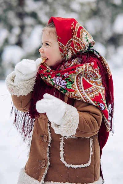 Όμορφο Κοριτσάκι Στέκεται Χιονισμένο Δάσος Γλειφιτζούρι Στο Χέρι Της Φορούσε — Φωτογραφία Αρχείου
