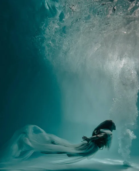 Belle Femme Robe Mariée Nage Plonge Sous Eau Profonde Ensoleillée — Photo