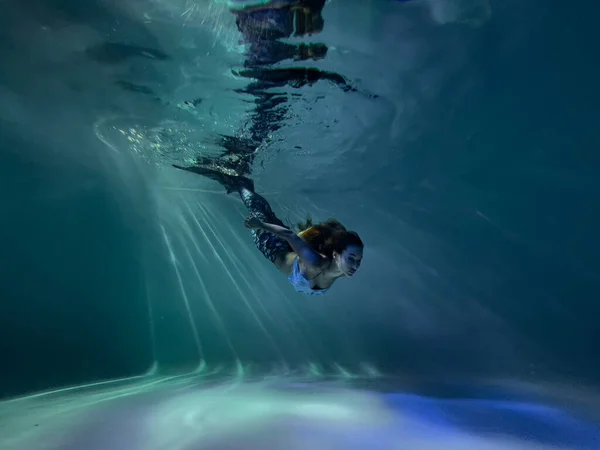 Gyönyörű Fiatal Sellő Farokkal Úszik Merül Napsütötte Mély Víz Alatt — Stock Fotó